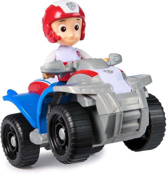 Ryder op zijn rode, witte en blauwe ATV met zilveren details en zwarte banden, met een rode helm.