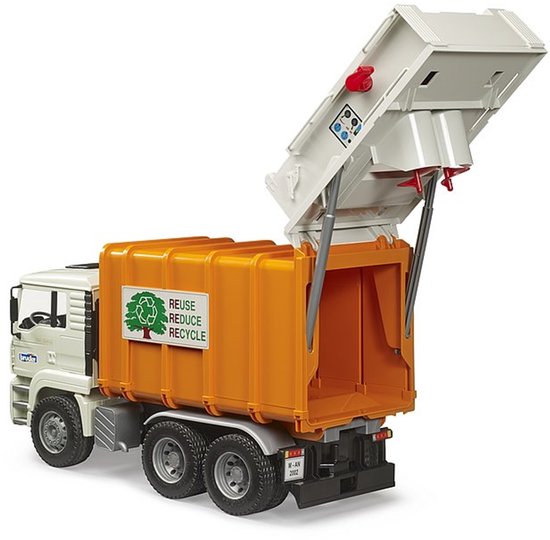 Zijaanzicht van witte vuilniswagen met oranje container, laadklep omhoog. Tekst op zijkant: 'REUSE REDUCE RECYCLE'.