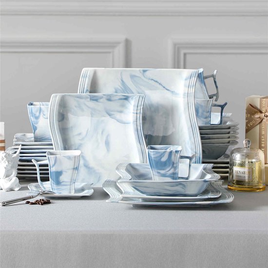Serviesset met marmerblauw patroon in een luxueuze setting met decoraties.