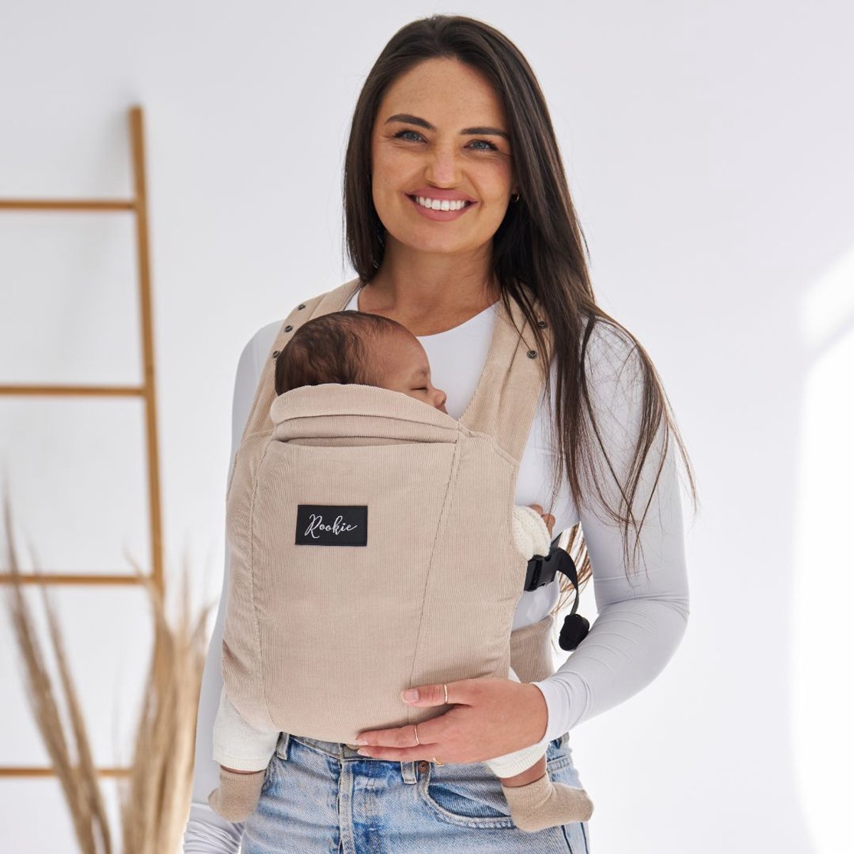 ROOKIE Baby Premium Elite draagzak - Design buikdrager en rugdrager - Comfortabel en ergonomisch baby spullen - Babydrager vanaf Geboorte - Ook voor Peuter - Biologisch katoen (Cord Beige)