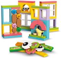 LEGO Friends-onderdelen, waaronder twee gebouwtjes en ronde stickers.