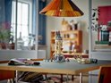 LEGO Harry Potter L'aile aux hiboux de Poudlard 76430 sur une table, avec tours, arches, personnages et hiboux.