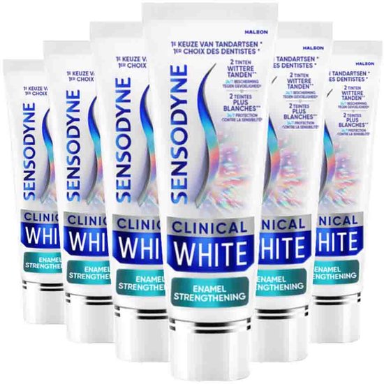 Een rij van zes tubes Sensodyne Clinical White tandpasta op een witte achtergrond met reflecterende lichten.
