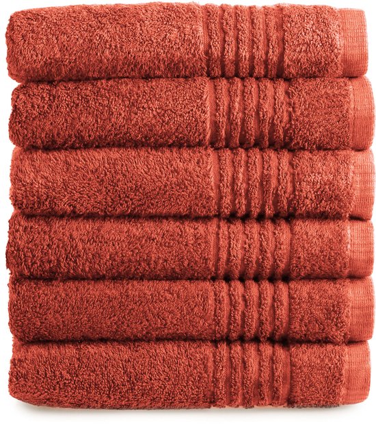 Une pile de six serviettes orange-rouge, douces et côtelées.