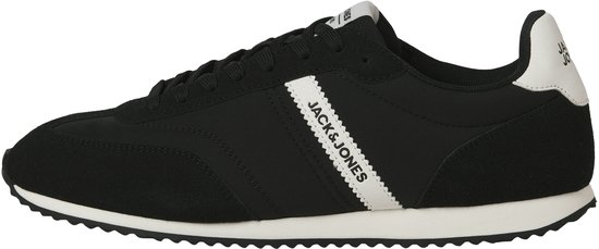 Zwarte Jack & Jones sneakers met witte strepen en logo op de zijkant.