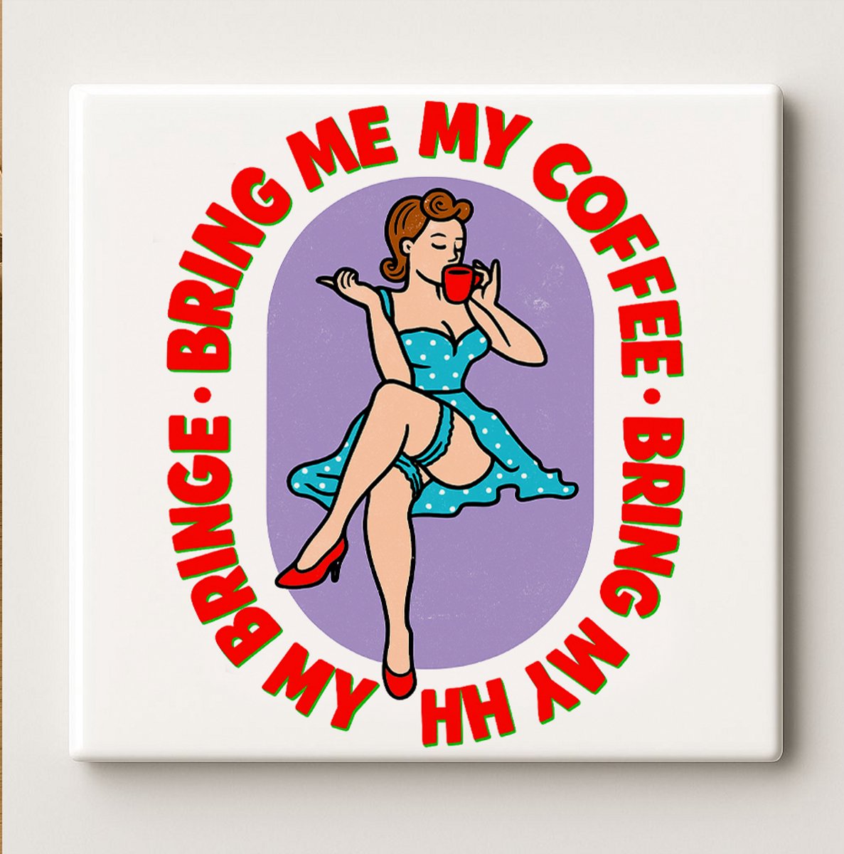 Nevolis Bring Me My Coffee Keramische Tegel – 15x15 cm Retro Pin-Up Stijl Wandtegel – Leuk Cadeau voor Koffieliefhebbers & Keukendecoratie Multi Color