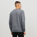 Man, achterkant, draagt een donkergrijs gebreide trui met ronde hals en zwarte jeans.