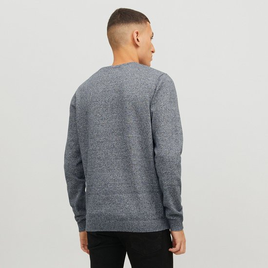 Man, achterkant, draagt een donkergrijs gebreide trui met ronde hals en zwarte jeans.