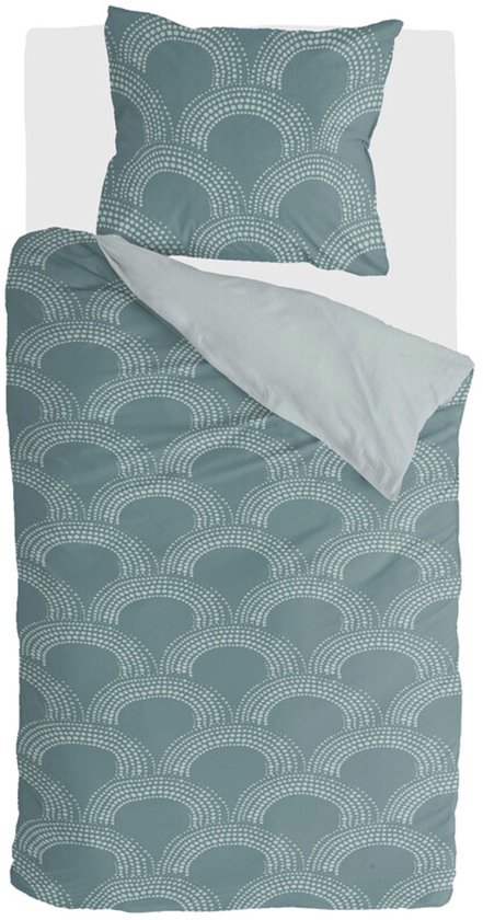 Groen dekbedovertrek met een gebogen patroon van witte stippen, opgemaakt op een bed.