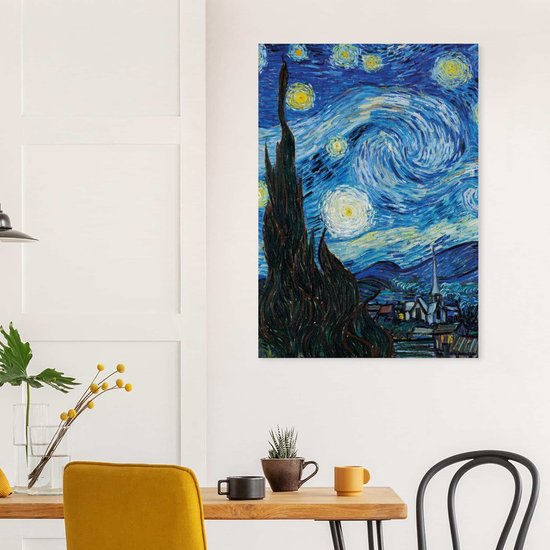 Affiche 'La Nuit étoilée' de Van Gogh, présenté au-dessus d'une table à manger, avec un cyprès sombre et un ciel étoilé tourbillonnant.