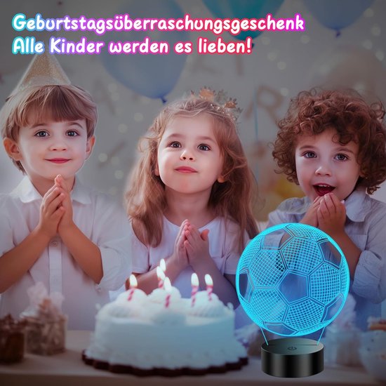 Drie kinderen aan een verjaardagstafel met taart en kaarsen, kijken naar een blauwe 3D-voetballamp.