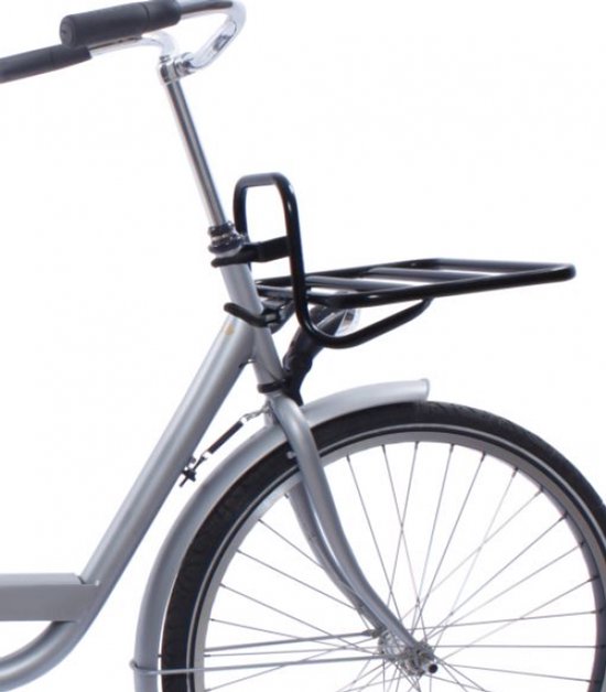 Zwarte bagagedrager van Steco Monkey, 45x30cm, gemonteerd op een zilvergrijze fiets.