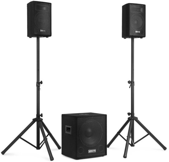 Een zwarte Vonyx PA speaker set met een subwoofer en twee speakers op statieven.