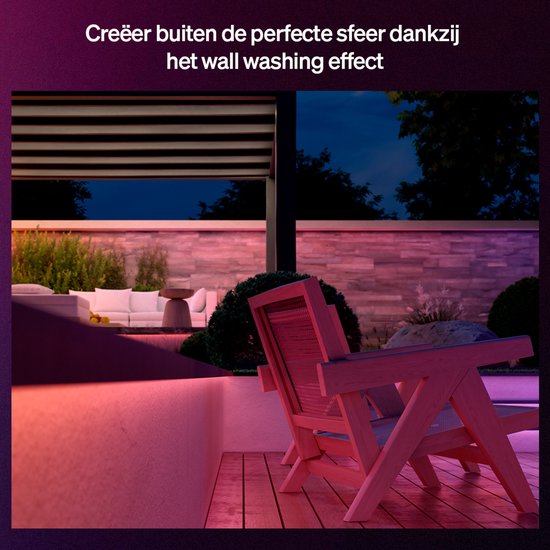 Terras verlicht met rode en roze LED-strips, met stoelen en planten.