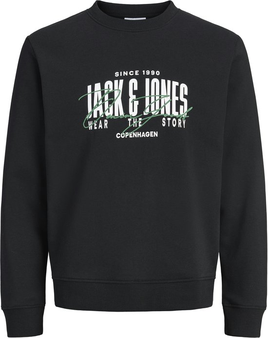 Zwarte sweater met ronde hals en witte en groene 'Jack & Jones' tekstprint op de borst.