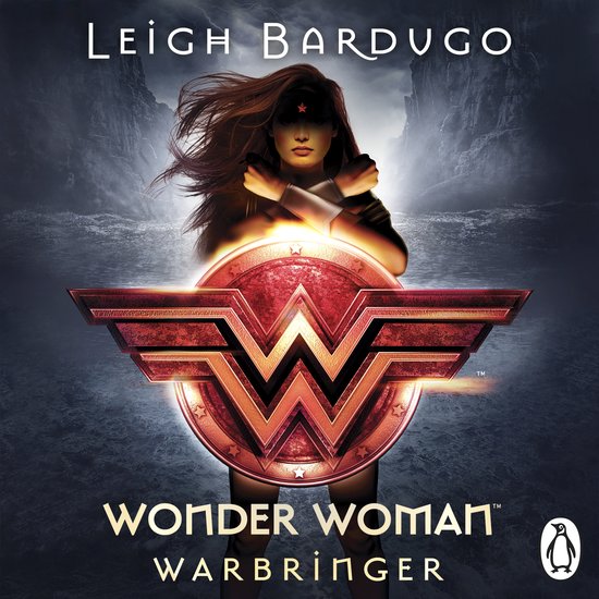 Wonder Woman: Warbringer-boekcover met Wonder Woman die met gekruiste armen poseert voor een rood, metalen W-logo met sterren. Geschreven door Leigh Bardugo.