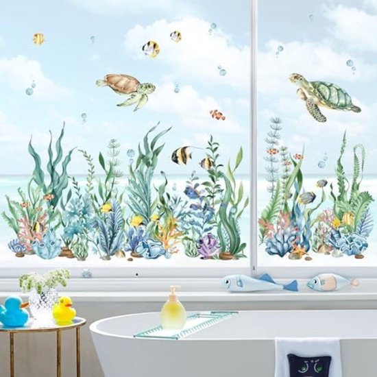 Raamsticker met onderwaterwereld: schildpadden, vissen, zeewier en koraal onder een blauwe lucht.