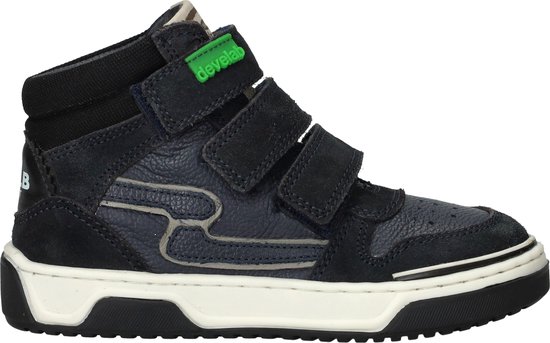 Donkerblauwe hoge sneaker met klittenbandsluitingen en groene label.