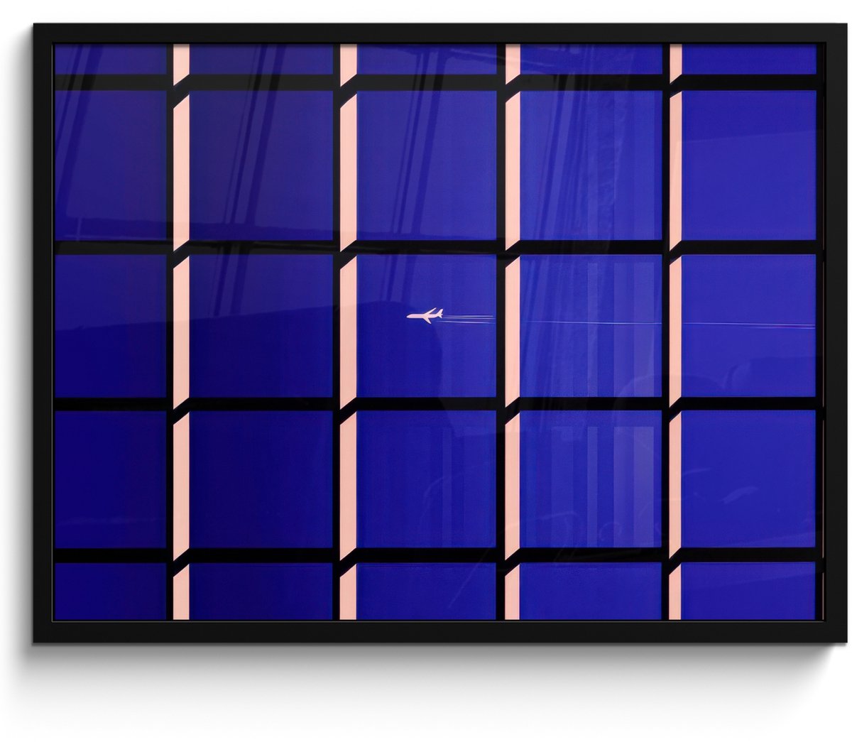 FrameYourWall Poster in lijst - Fotolijst 80x60 cm - Posters - Vliegtuig - Ruiten - Blauw - Rechthoekig - Posterlijst zwart - Decoratie - Wanddecoratie woonkamer - Muurdecoratie slaapkamer - Kerstversiering - Kerstdecoratie voor binnen - Kerstmis
