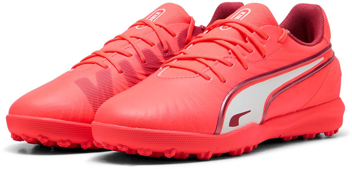 Rode Puma King Match TT voetbalschoenen in maat EU 32 met synthetische bovenkant en lage rubberen buitenzool.