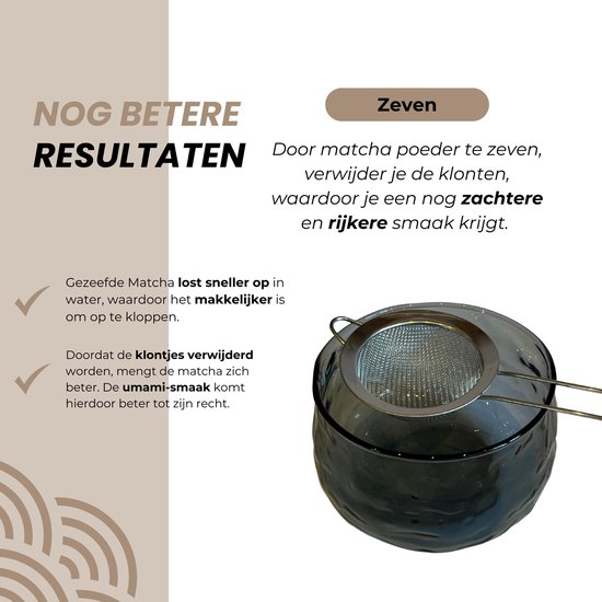 Een metalen zeef boven een donkergrijze kom. Zeven verwijdert klontjes voor een zachte matcha.