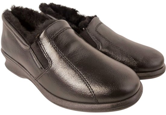 Paar zwarte leren pantoffels met zwarte vachtvoering.