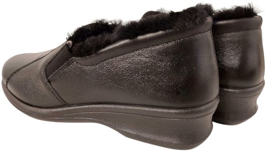 Paar zwarte leren pantoffels met vachtvoering, één omhoog.