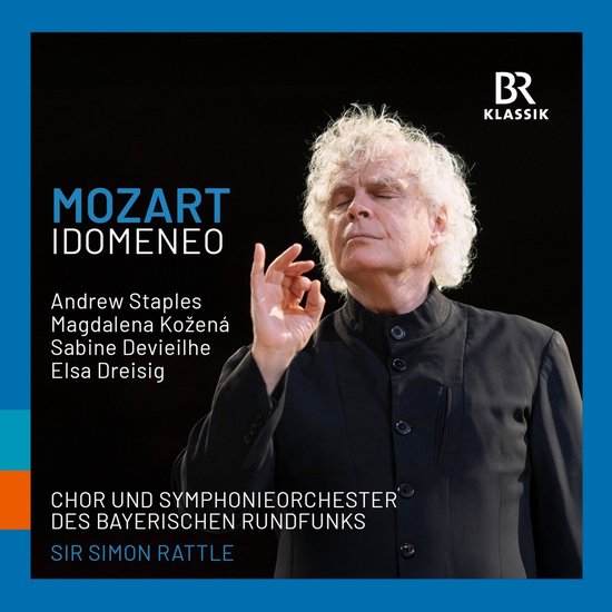 Sir Simon Rattle dirigeert met gesloten ogen, zijn rechterhand omhoog. Titel: Mozart Idomeneo.