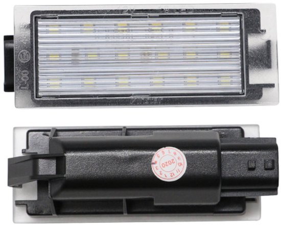 Twee identieke LED kentekenlampen, één bovenop de ander. De bovenste is een doorzichtige behuizing met 18 LED's. De onderste is de zwarte connector.
