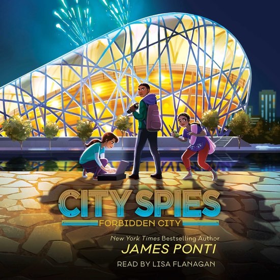 Drie kinderen verkennen een futuristisch gebouw met een gouden netwerk, vuurwerk boven hen. City Spies Forbidden City.
