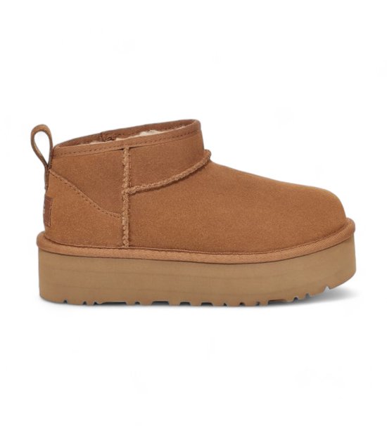 Bottillon UGG marron à plateforme et doublure blanche.