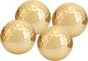 Vier gouden golfballen op een witte achtergrond.
