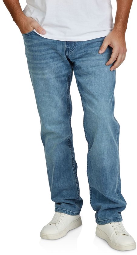 Model met lichtblauwe jeans in rechte pasvorm, frontaal getoond.