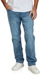 Model met lichtblauwe jeans in rechte pasvorm, frontaal getoond.