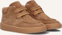 Close-up van twee bruine suède mid-top sneakers met veters. 'SHOESME' is zichtbaar op de zijkant en zool.