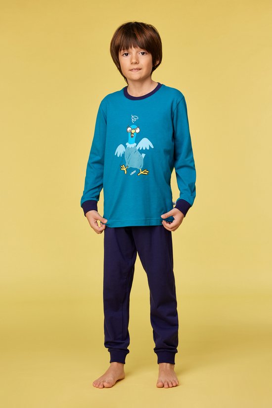 Garçon en pyjama bleu à manches longues avec un imprimé colombe de dessin animé sur la poitrine. Pantalon bleu foncé.