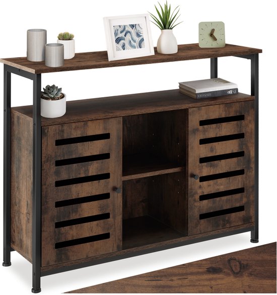 Bahut avec portes marron foncé imitation bois à fentes horizontales et cadre en métal noir, avec décoration.