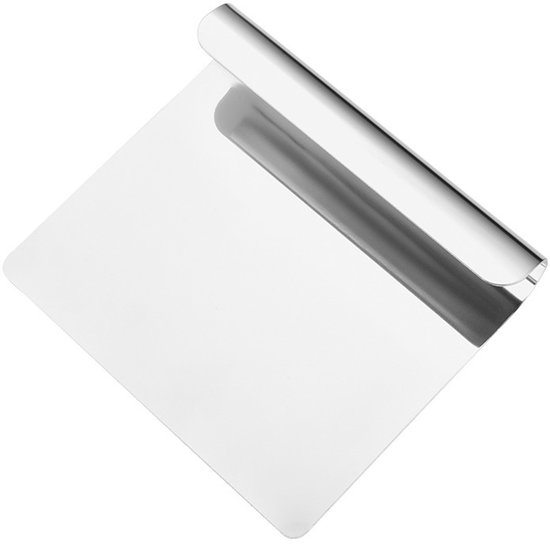 Un grattoir à pâte en acier inoxydable avec un manche incurvé, sur fond blanc.