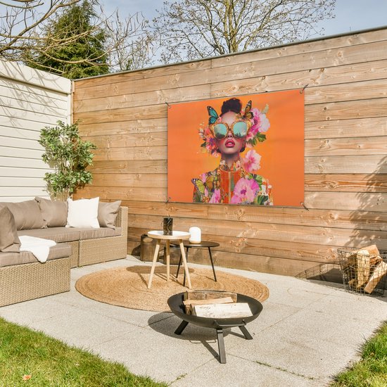 Tuinposter 120x80 cm - Tuindecoratie Vlinders - Vrouw - Zonnebril - Kleurrijk - Poster voor in de tuin - Buiten decoratie - Schutting tuinschilderij - Tuindoek muurdecoratie - Wanddecoratie balkondoek