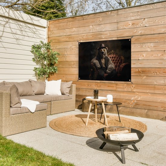 Tuinposter 90x60 cm - Tuindecoratie Ijsbeer - Hoed - Bril - Stoel - Poster voor in de tuin - Buiten decoratie - Schutting tuinschilderij - Tuindoek muurdecoratie - Wanddecoratie balkondoek
