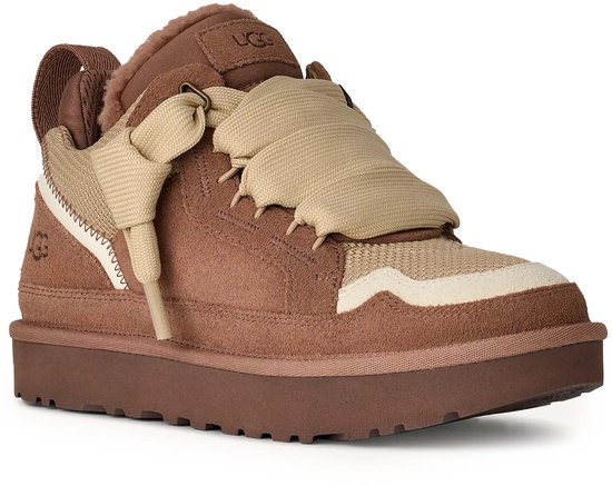 Bruine UGG sneaker met beige grote overlay veters en crèmekleurige en beige panelen.