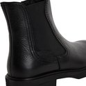 Detail van de zwarte Tamaris enkellaars met elastische inzet en merknaam.