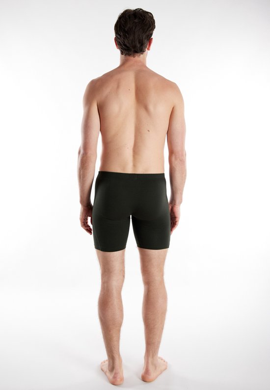 Man van achteren gezien, draagt een donkergroene, lange boxer.