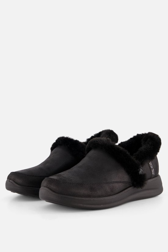 Paire de mules Skechers noires, légèrement brillantes, avec une large ouverture et une doublure en fourrure noire.