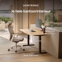 Modern kantoorinterieur met een houten zit-sta bureau met monitor, bureaustoel en plant. 'DESKTRONIC', 'Je hele kantoorinterieur', 'Houder voor één monitor', 'HomeOne', 'SitOne'.