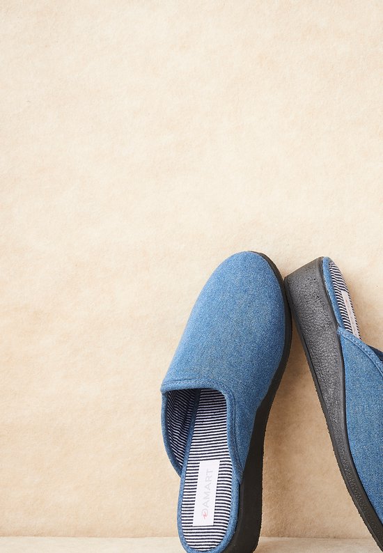 Paire de mules bleues effet denim avec intérieur rayé, étiquette 'Damart'.