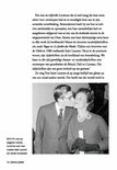 Zwart-witfoto van Yves Saint Laurent die zijn moeder kust.