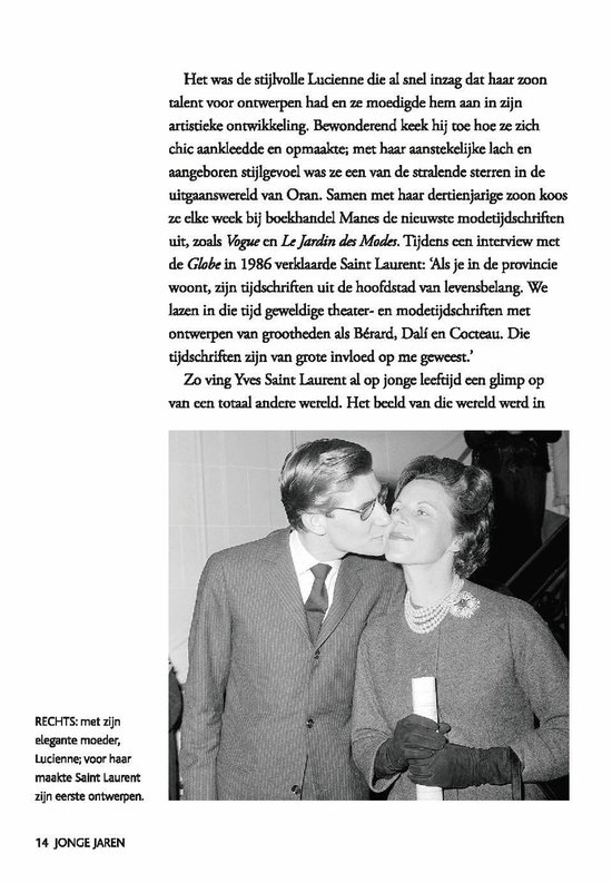 Zwart-witfoto van Yves Saint Laurent die zijn moeder kust.