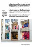 Buitenkant van Louis Vuitton winkel in Londen. De winkel heeft grote ronde decoraties op de ramen.