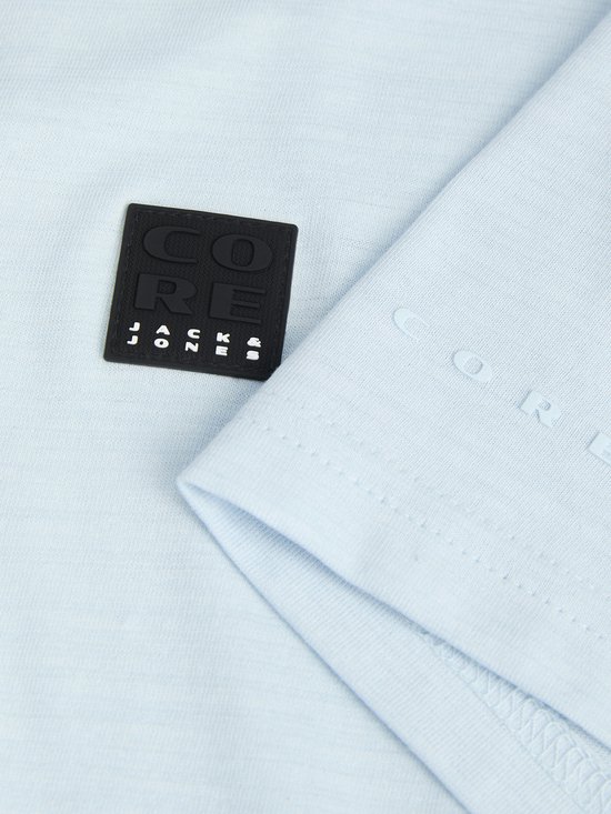 Lichtblauwe t-shirt met zwart 'CORE JACK & JONES' label op borst en mouw.